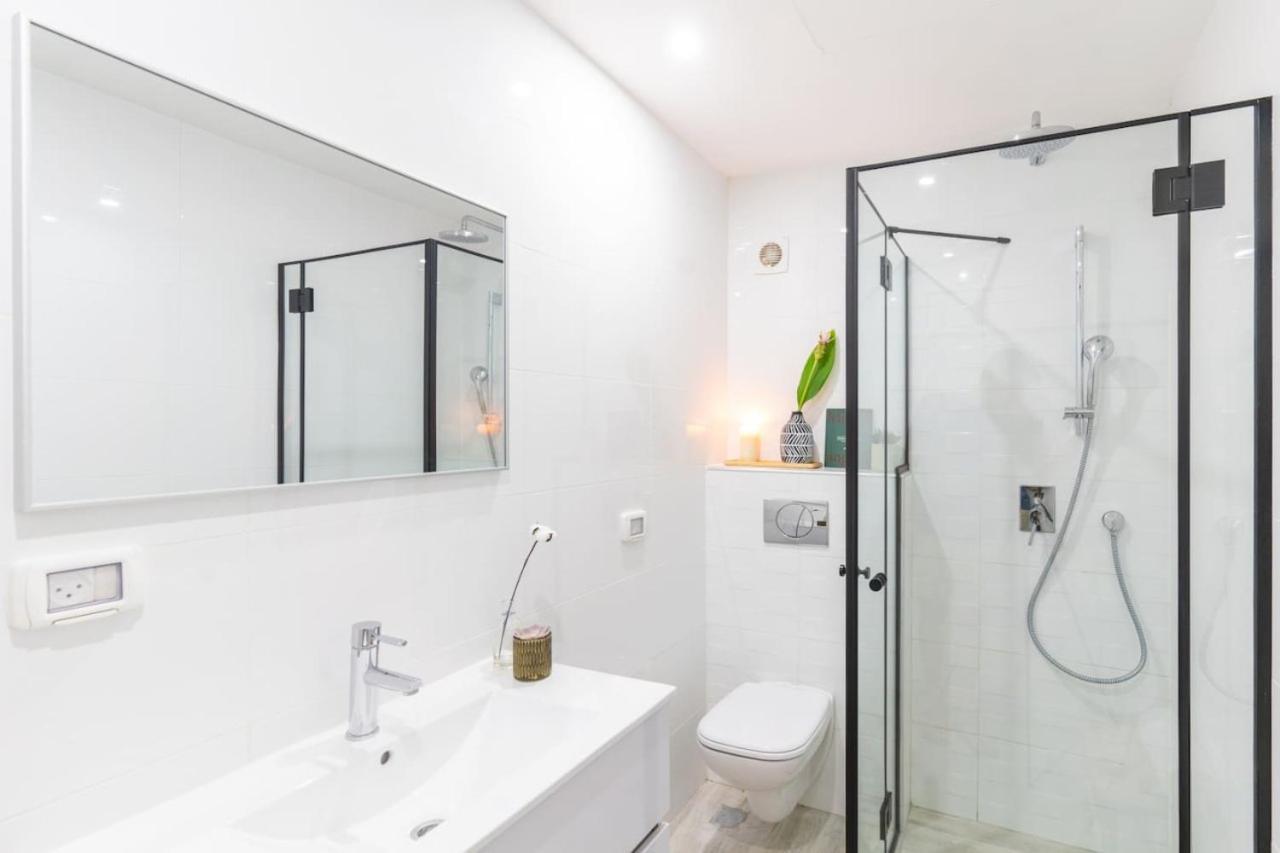 Sea N' Rent: Beachfront 2-Bedroom Apartment in Nahariya Exterior photo